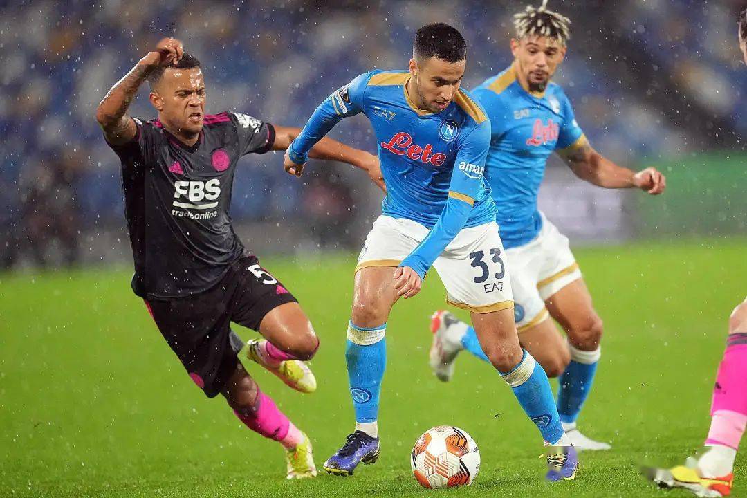 关于加时末段突围战来临；克里夫兰骑士围绕欧联遗憾出局；悬念犹存；更衣室氛围转暖的信息